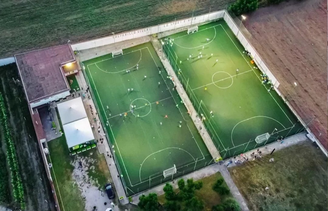 Vista dall'alto del centro sportivo Preferisco Vivere con i due campi