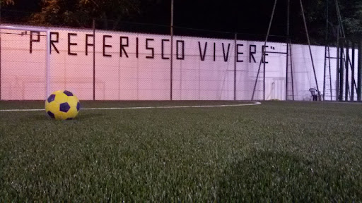 Il muro del campo con la scritta «Preferisco vivere»